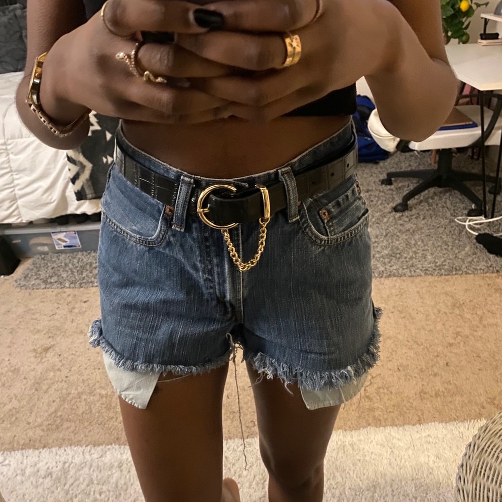 levi shorts w embroidered appliques